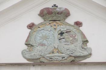 erb nad vchodem kostela (© Rodochrozit, 01/2011)