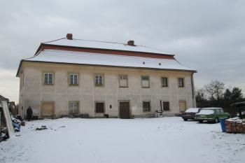 fara za kostelem (© Rodochrozit, 01/2011)