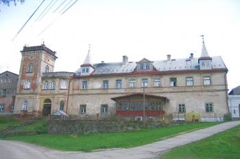 Průčelí zámku ( © Pavel Vítek 05/2006)