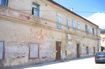 Zámecká budova z nádvoří zámku ( © Pavel Vítek 05/2006)