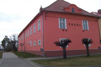 Kralice na Hané - zámek - křídlo, kde byla vybudována sokolovna (© Ivo Rozehnal, 03/2011)