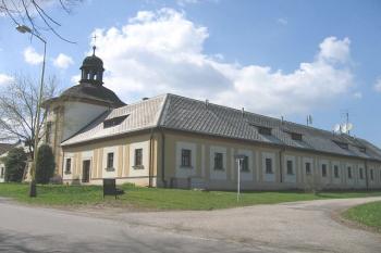 Pohled na špitál od Harrachovské hrobky ( © Pavel Vítek 05/2006)