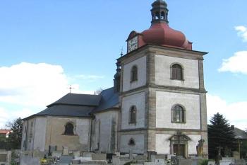 Pohled na kostel ze hřbitova ( © Pavel Vítek 05/2006)