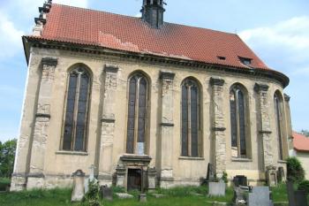 Jižní strana kostela ( © Pavel Vítek 05/2006)