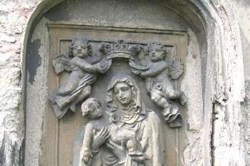Kamenný reliéf Panny Marie staroboleslavské ve hřbitovní zdi ( © Pavel Vítek 05/2006)