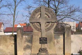 Secesní náhrobek ve východní části hřbitova (© Ivan Grisa, 03/2006)