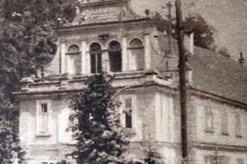 Lázeňská budova na staré fotografii (otištěno v Pražském ilustrovaném zpravodaji, 1935, č.33) (© anon.)