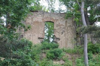 Zřícenina kaple v areálu lázní ( © Pavel Vítek 05/2006)