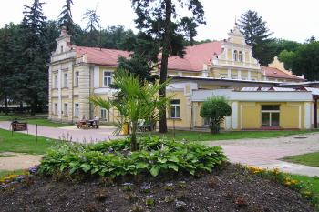 LD Říp a nově upravovaný lázeňský park (© Tomáš Hák, 07/2008)