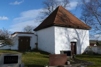 Stavba u kostela ( © František Kinař 05/2017)
