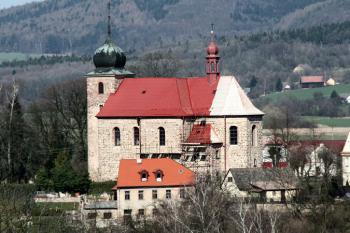 pohled od jihu, z cesty na hrad Železnice ( © Pavel Zany Komárek 03/2007)