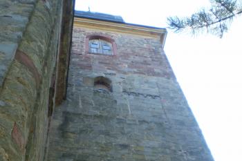 Věž kostele s částečně zachovalým románským obloučkovým vlysem (© David Koral, 03/2010)