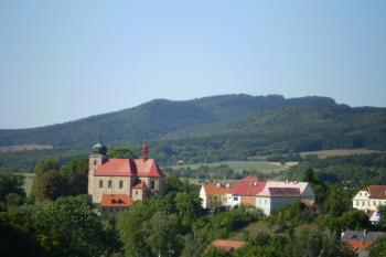 Pohled na kostel a část města Železnice (© David Koral, 03/2010)