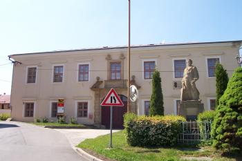 Vřesovice - zámek - v popředí pomník obětem světové války (© Ivo Rozehnal, 05/2012)