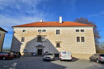 Celkový pohled na vstupní průčelí zámku od jihozápadu (© Jan P. Štěpánek  04/2025)