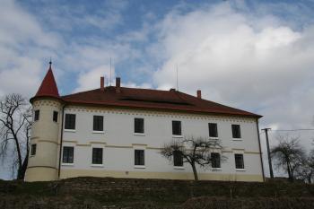 Pohled na zámek ze zadní strany ( © Petr Nožička 03/2011)