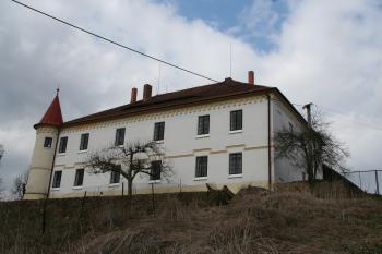 Pohled na zámek ze zadní strany ( © Petr Nožička 03/2011)