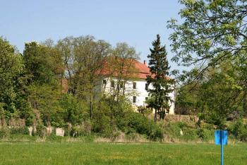 Jižní průčelí ( © Luděk Pitter 05/2006)