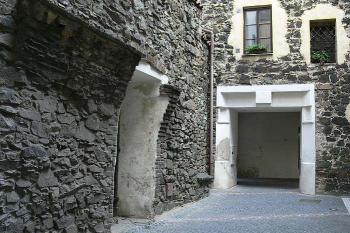 Jižní stěna předbraní Zelené brány, v pozadí městská hradba ( © Petr Turyna 09/2006)