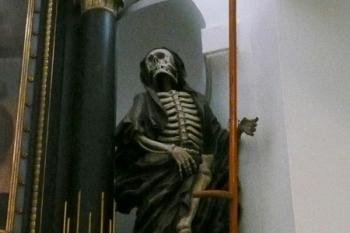 kostlivec z barokního oltáře v hale před vstupem do kostela ( © Jan P. Štěpánek 11/2008)