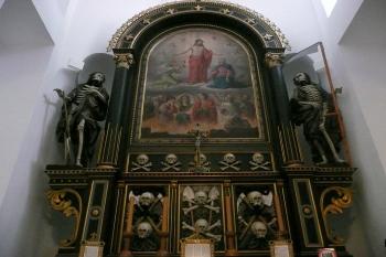 netradiční oltář s kostlivci v hale před vstupem do kostela ( © Jan P. Štěpánek 11/2008)