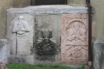 Náhrobní kameny na obvodu kostela ( © Pavel Vítek 06/2006)