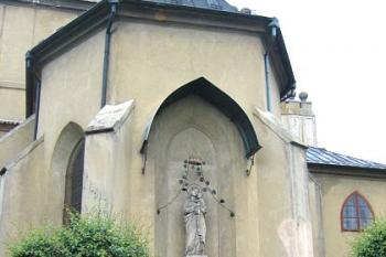 Závěr kostela se sochou panny Marie ( © Pavel Vítek 06/2006)