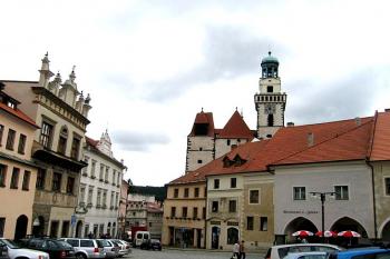 Pohled na kostel sv. Jakuba z náměstí ( © Pavel Vítek 05/2006)