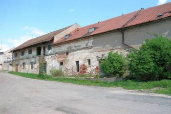 Pohled na stavení od jihovýchodu. Za keři jsou zbytky sgrafit. (© Adam Prokeš 05/2006)