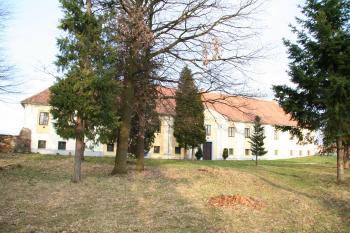 Zámek od hlavní silnice (© Petr Nožička, 03/2009)