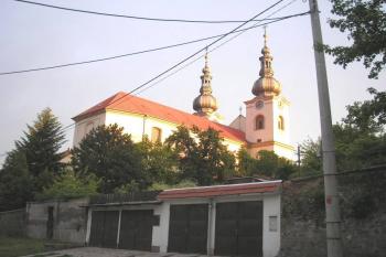 pohled na kostel z ulice Podvalí ( © Ondřej Štěpánek 05/2006)