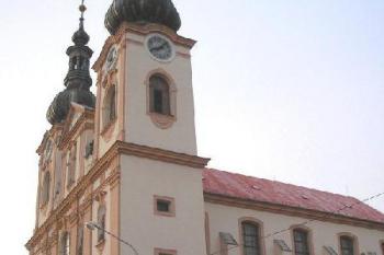 boční pohled od ZŠ Svatopluka Čecha ( © Ondřej Štěpánek 05/2006)