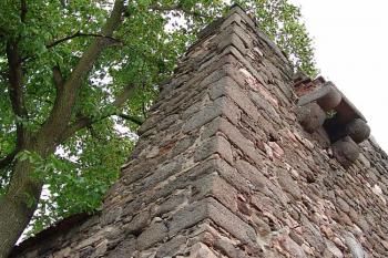 Armování severozápadního nároží a zachovalý arkýř prevetu ( © Roman Řezáč 05/2006)