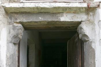 Nadpraží portálu se sedly zdobenými reliéfy mužské a ženské hlavy ( © Filip Matoušek 05/2006)