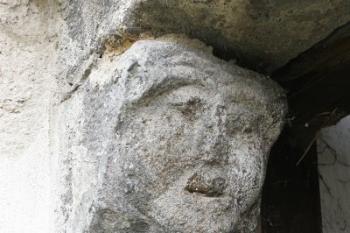 Levá strana s reliéfem ženského obličeje ( © Filip Matoušek 05/2006)