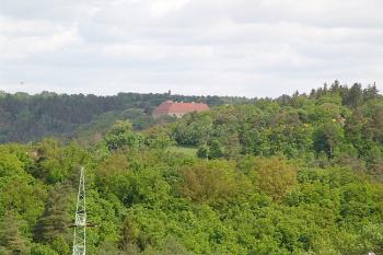 Pohled z jádra na zámek v Náměšti nad Oslavou ( © Roman Řezáč 05/2006)