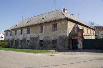 Zámek s tvrzí od západu (© Lukáš Pechánek, 04/2009)