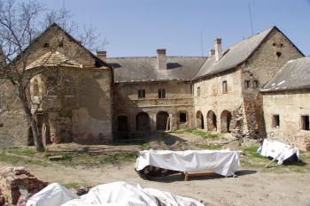 Zámek s tvrzí od východu (© Lukáš Pechánek, 04/2009)