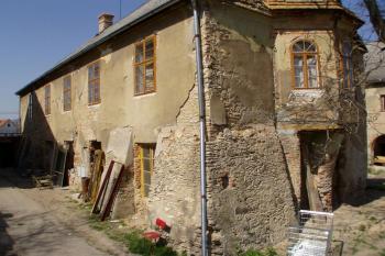 Jihovýchodní nároží s arkýřem (© Lukáš Pechánek, 04/2009)