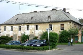 Tvrz z náměstí ( © Pavel Vítek 06/2006)