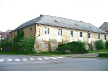 Tvrz z náměstí ( © Pavel Vítek 06/2006)