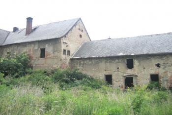 Boční křídlo tvrze z nádvoří ( © Pavel Vítek 06/2006)
