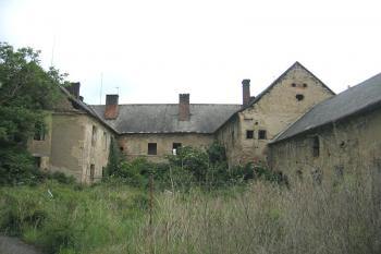 Bývalé nádvoří tvrze ( © Pavel Vítek 06/2006)