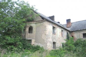 Křídlo tvrze s bývalou kaplí ( © Pavel Vítek 06/2006)