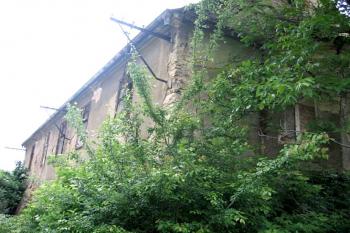 Křídlo tvrze z bývalého parku ( © Pavel Vítek 06/2006)