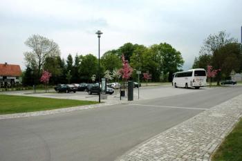 Parkoviště před zámkem ( © Aleš Marek 05/2006)