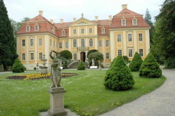 Přední část zámku ( © Aleš Marek 05/2006)
