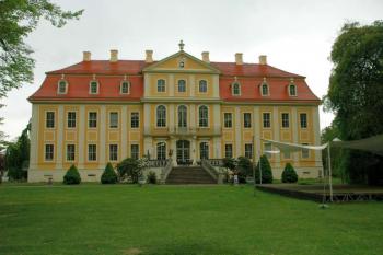 Zámek od jezírka ( © Aleš Marek 05/2006)
