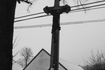 Kříž u vchodu ke kostelu ( © Ivan Grisa 12/2009)