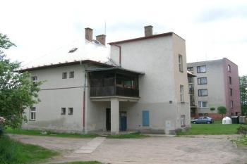 Přístavba, která narušuje téměř čtvercový půdorys, ukrýva schodiště. (© Adam Prokeš 05/2006)